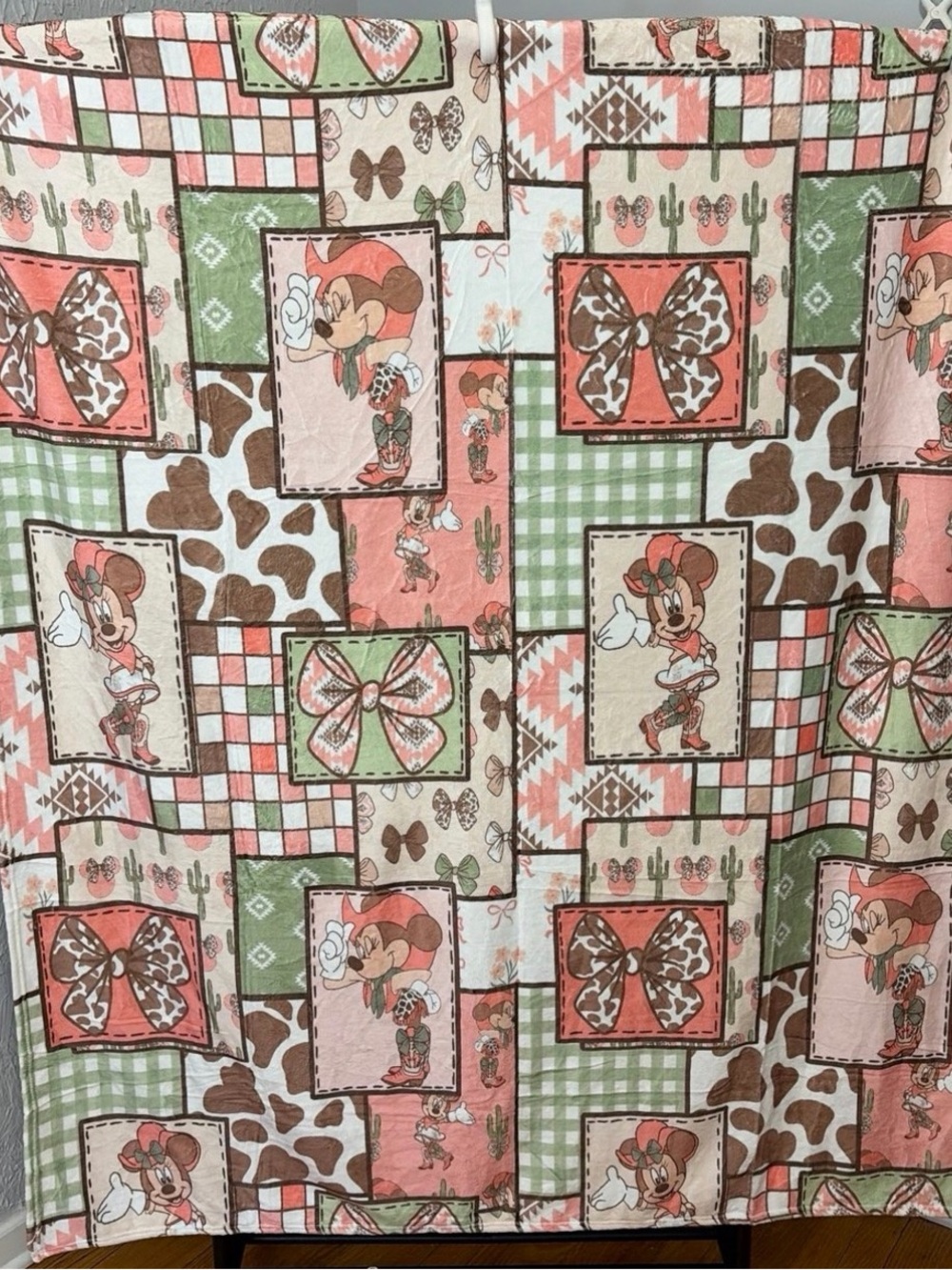 Minnie Mouse cowgirl Cartoon Print Throw Blanket in Pink, Green & Brown